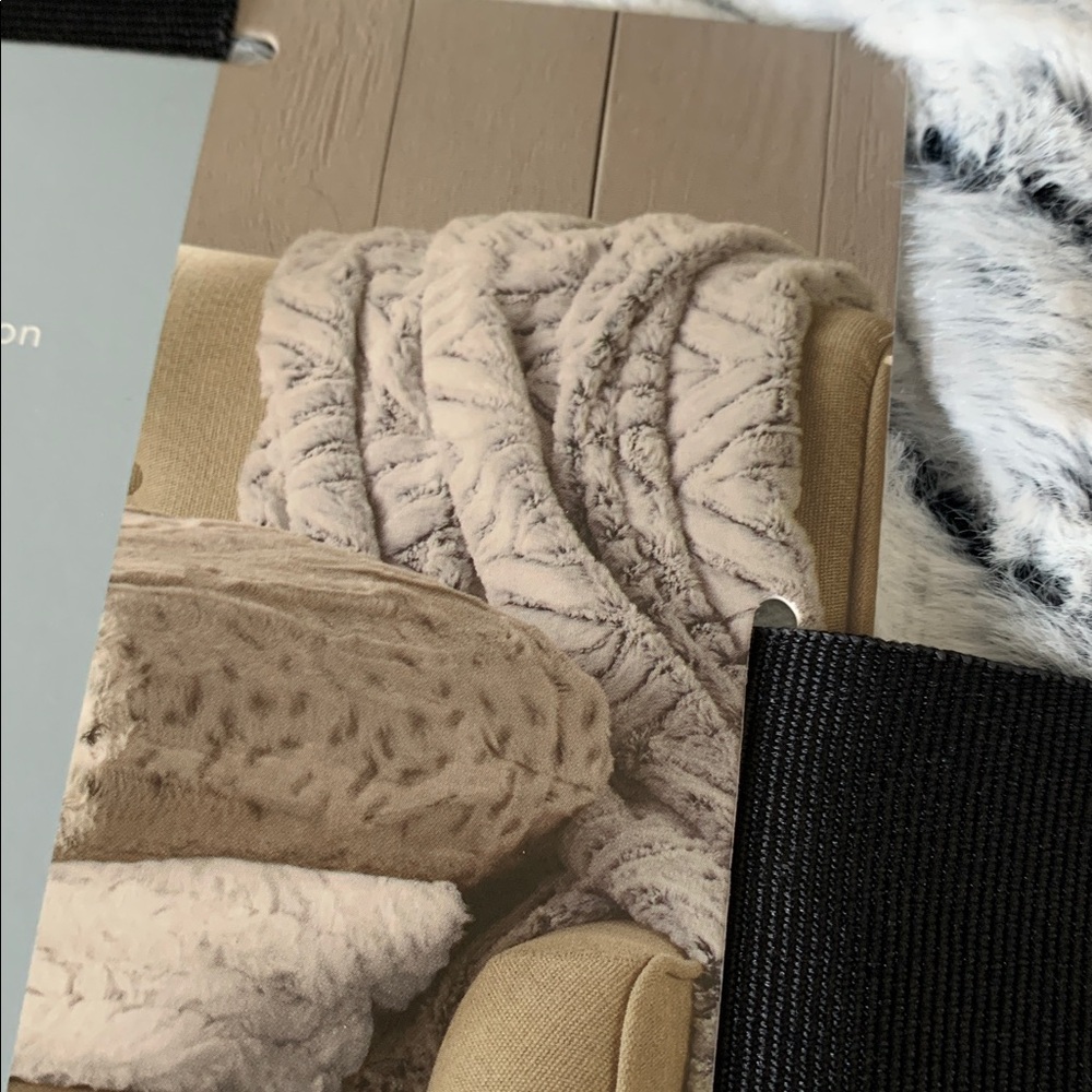 CUDDL DUDS Cozy Soft Sculpted Faux Fur Throw Gray White 50" X 60" New! - Picture 2 of 4